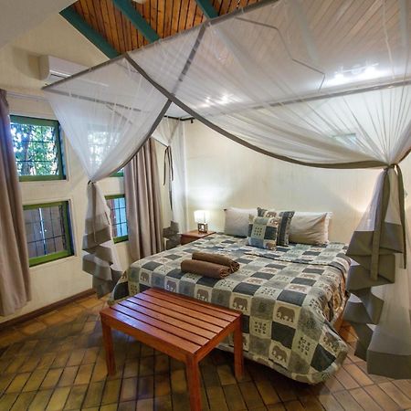 Flatdog Lodge Victoria Falls Esterno foto