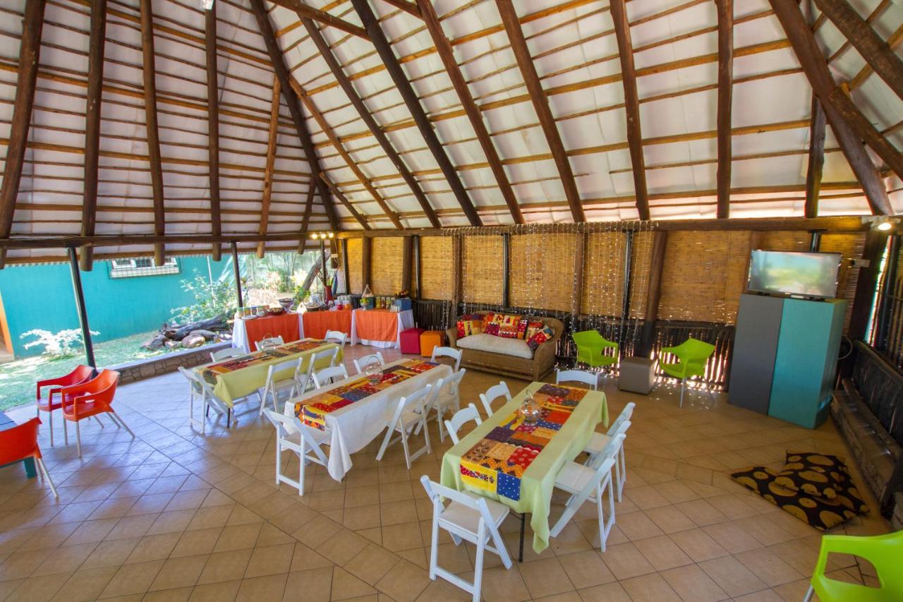 Flatdog Lodge Victoria Falls Esterno foto